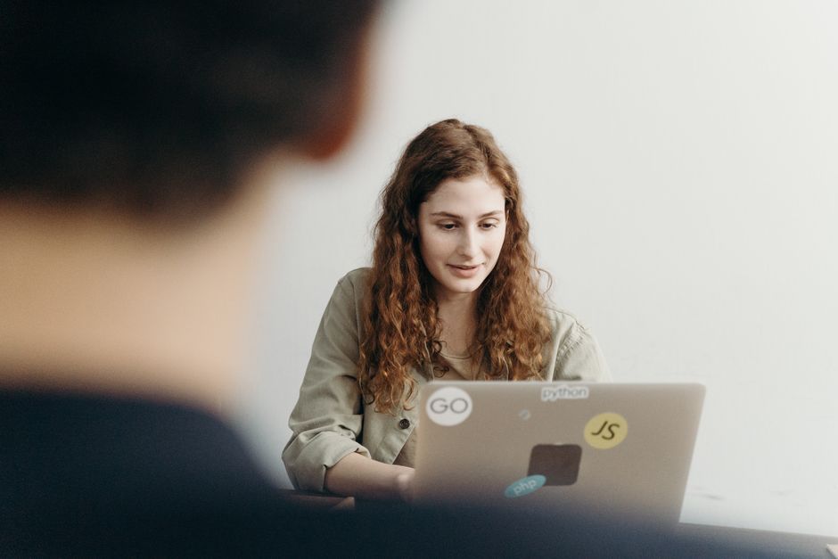 Praxisnahe Übungen und Feedback in Programmierkursen